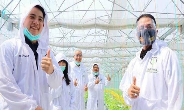 Foto : Stefanus Rangga Santoso, Petani Muda Yang Sukses Menerapkan Budidaya Smart Green House.