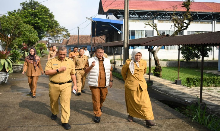 Sekretaris Daerah Provinsi Jawa Barat Herman Suryatman memimpin apel pagi di kantor Dinas Sosial Jabar, Senin (11/11/2024), sekaligus meninjau beberapa lokasi terdampak bencana hujan disertai angin kencang di Kota Cimahi.(Foto: Biro Adpim Jabar)