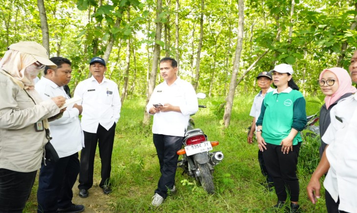 Dirjen Tanaman Pangan Kementan, Suwandi melakukan kunjungan lapang di dua desa wilayah Bojonegoro untuk melihat secara langsung proses produkai dan permasalahan petani di sana Rabu,21/2/24. (Dok. Kementan)