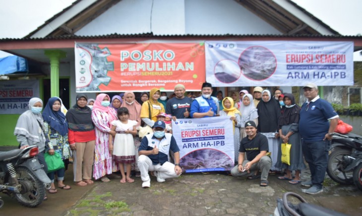 Foto : ARM HA-IPB Bersama DPD HA-IPB Jawa Timur dan Gemapalu, Serahkan Bantuan 100 Paket Perlengkapan Tidur Kepada Warga Korban Gunung Semeru.