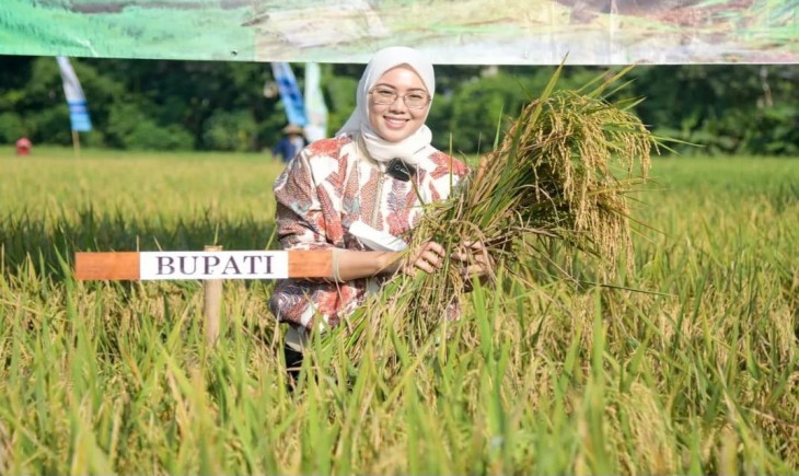 Bupati Purwakarta Anne Ratna Mustika saat panen raya padi. (Diskominfo Purwakarta)