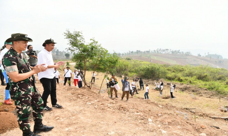 Kegiatan penanaman pohon dalam rangkaian peringatan Hari Tata Ruang Tingkat Provinsi Jawa Barat Tahun 2024 di TPPAS Regional Legok Nangka, Kabupaten Bandung, Jumat (8/11/2024).(Foto: Rizal FS/Biro Adpim Jabar)