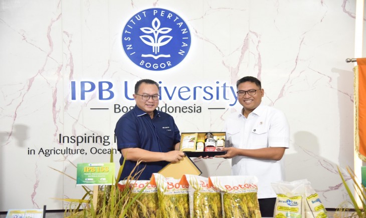 Wamentan RI, Sudaryono, bersama Rektor IPB, Prof. Arif Satria, resmi meluncurkan benih padi varietas unggul baru (VUB) hasil riset IPB University di Kampus Dramaga, Bogor, (14/5/2025). (Foto: dok. Kementan)