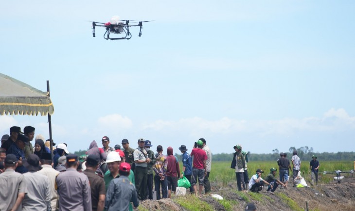 Foto: Kuasai Teknologi, Mahasiswa Polbangtan Kementan Operasikan Drone dalam Gerakan Tanam Serempak 10.000 Ha.