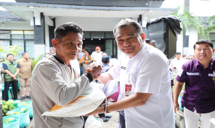 Pj Bupati Purwakarta Benni Irwan serahkan bantuan pangan gizi. (Diskominfo Purwakarta)
