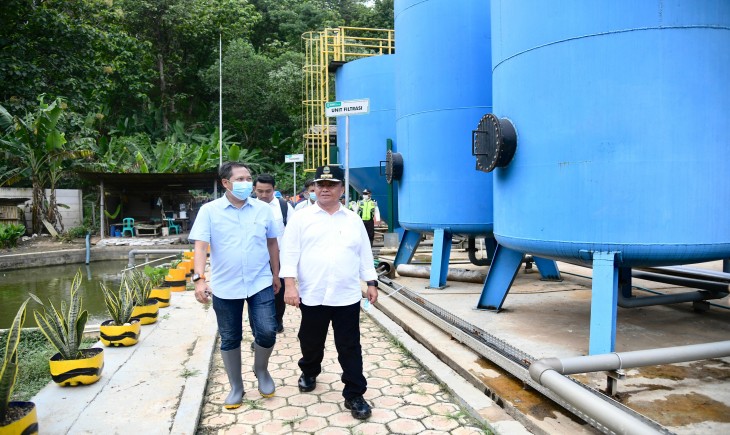 Sekda Jabar Herman Suryatman meninjau IPAL (Instalasi Pengolahan Air Limbah) TPPAS Sarimukti di Kabupaten Bandung Barat, Selasa (10/12/2024).(Foto: Biro Adpim Jabar)