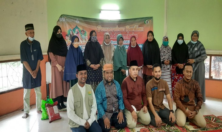 Foto : Ketua Yayasan Tebar Amal Shaleh (YTAS) Ade Mujhiyat bersama Tengku Wisnu Menyalurkan 100 Paket Bantuan Sembako kepada para Lanjut Usia (Lansia) di Pamulang Tangeran Selatan.