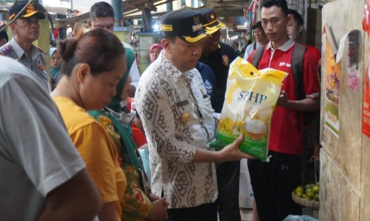 Pj Bupati Jepara, Edy Supriyanta, melakukan inspeksi mendadak (sidak) di Pasar II Jepara pada Jumat 8 September 2023 (Diskominfo Jepara)