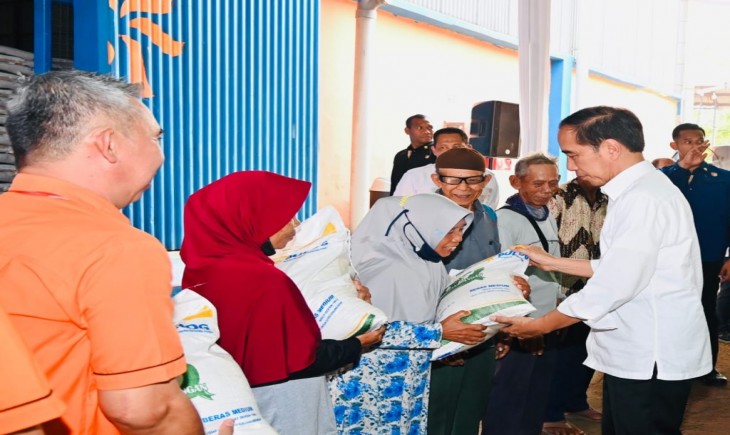 Presiden Joko Widodo menyalurkan bantuan beras ke masyarakat Karawang (Setkab)