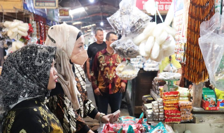 Foto : Kepala Pusat Pendidikan Pertanian, Idha Widi Arsanti saat melakukan peninjauan terhadap harga sekaligus memastikan ketersediaan sejumlah pangan pokok