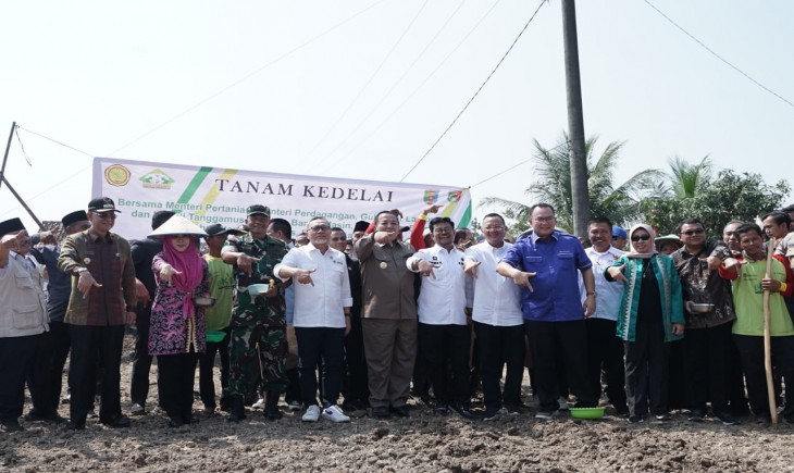 Mentan SYL, Gubernur Lampung, Arinal Djunaidi dan Ketua Komisi IV DPR RI, Sudin di Pekon Banjar Masin Kecamatan Bulok Kabupaten Tanggamus. (Dok. Kementan)