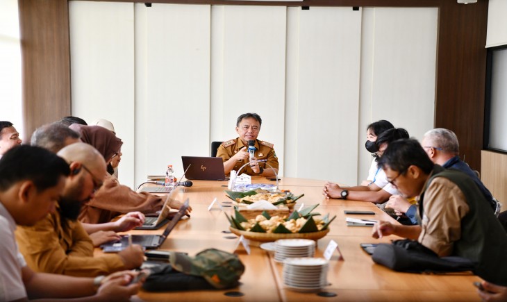 Sekda Jabar Herman Suryatman meninjau rusunawa dan memimpin Rapat Persiapan Peluncuran Pilot Project Pemberdayaan 100 KK Homeless dan Jobless di Apartemen Transit Rancaekek, Kabupaten Bandung, Senin (16/12/2024) (Foto: Rizal Fs Biro Adpim Jabar)