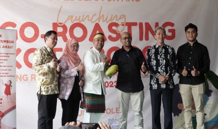 Camat Bogor barat bersama Dudi Fitri Susandi, Dr. Tin Herawati, SP MSi, Ketua Departemen Ilmu Keluarga dan Konsumen, serta berbagai pihak lainnya. (FOTO : Ajat Nicko/PanganNews.id)