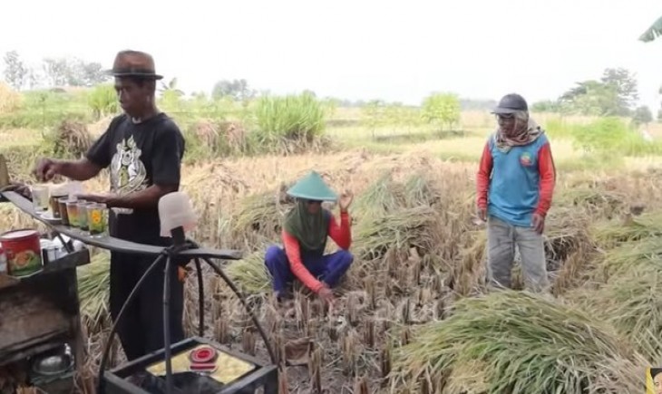 Barter kopi dengan gabah di Ponorogo. (Tangkapan layar YouTube)