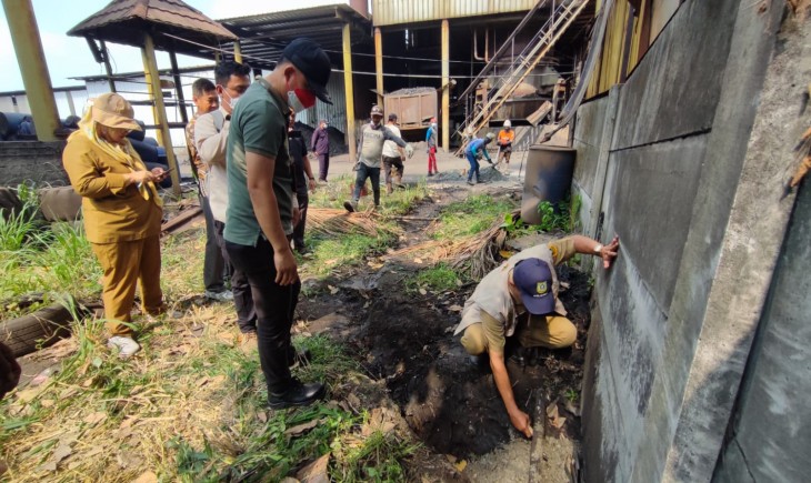 Pemkab Bogor saat melakukan penutupan salah satu perusahaan di Klapanunggal (Pemkab Bogor)