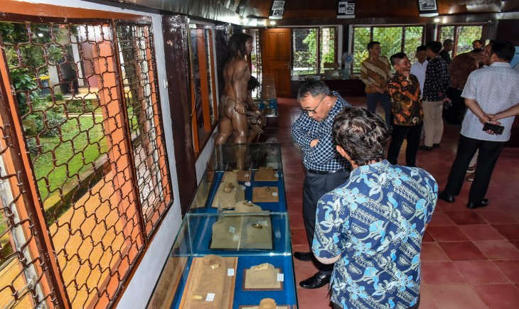 Foto: Ketua Komisi V DPRD Provinsi Jawa Barat H. Yomanius Untung, S.Pd saat melakukan kunjungan ke Museum Situs Taman Purbakala Cipari, Kabupaten Kuningan, Kamis, (16/01/2025).