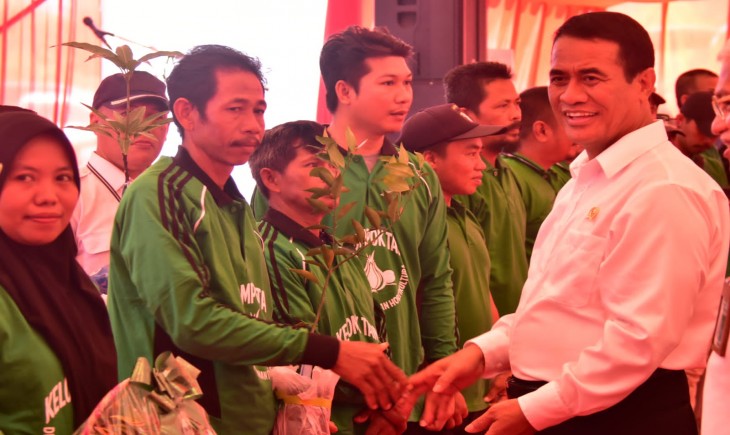 Mentan, Andi Amran Sulaiman mengajak para petani di Konawe Utara, Sulawesi Tenggara untuk mengembalikan kejayaan Indonesia sebagai tempatnya lumbung pangan dunia. (Foto: Dok. Kementan)
