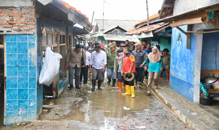 Foto: Penjabat Gubernur Jawa Barat Bey Machmudin meninjau lokasi banjir rob di Desa Mayangan, Kecamatan Legonkulon, Kabupaten Subang, Ahad (15/12/2024).