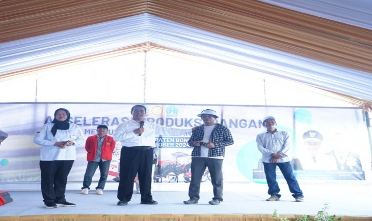 Mentan Andi Amran Sulaiman dalam kunjungan kerjanya di Desa Matajang, Kecamatan Dua Boccoe, Kabupaten Bone, Sulawesi Selatan. (Foto: Dok. Kementan)