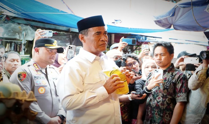 Mentan Andi Amran Sulaiman saat melakukan inspeksi mendadak (sidak) di Pasar Kebayoran, Jumat (20/2/2026). (Foto: dok. Kementan)
