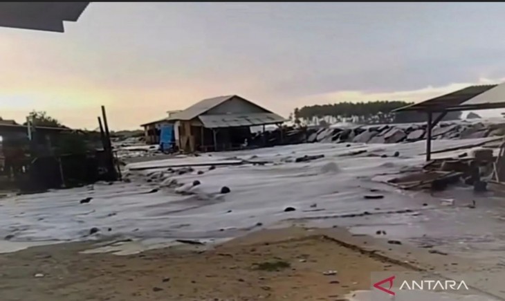 Tangkapan layar - Gelombang laut menghantam rumah warga di wilayah Pantai Muaro Batang Kapas, Desa IV Koto Hilir, Batang Kapas, Kabupaten Pesisir Selatan (Pessel) Sumatera Barat, Rabu (16/10/2024). (Foto : ANTARA/HO)