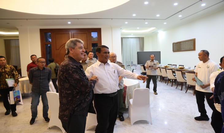Mentan Amran dalam pertemuannya dengan Duta Besar Palestina untuk Indonesia, Zuhair Al-Shun, di Jakarta, Kamis (30/10/2025). (Foto: dok. Kementan)