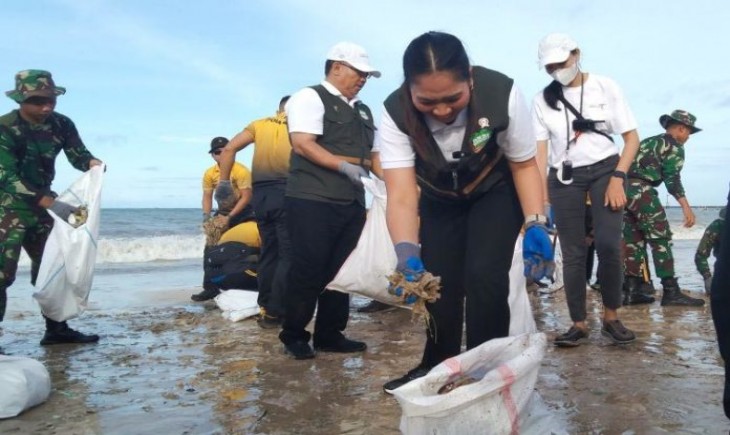Menteri Pariwisata Widiyanti Putri Wardhana dan jajaran dalam aksi bersih sampah massal bersama seluruh pihak pada saat peluncuran "Gerakan Wisata Bersih" di Pantai Parangtritis, Bantul, DIY, Kamis (23/1/2025). (Foto : Antara)