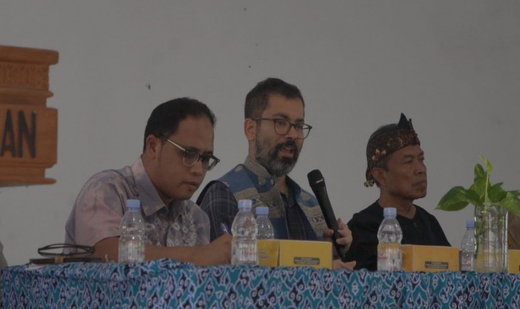 Foto : Penasihat Portofolio Senior IFAD untuk Asia dan Pasifik, Kaushik Barua, meninjau langsung lokasi unit pengolahan serta para penerima manfaat dari Program YESS.