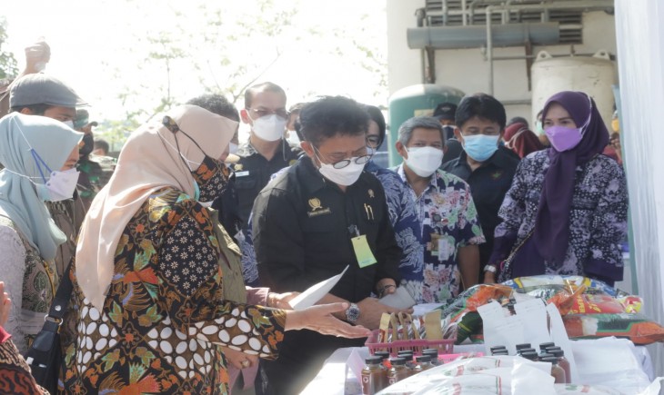 Foto : Mentan Meninjau Produksi Padi di Rice Milling Unit (RMU), Sragen.