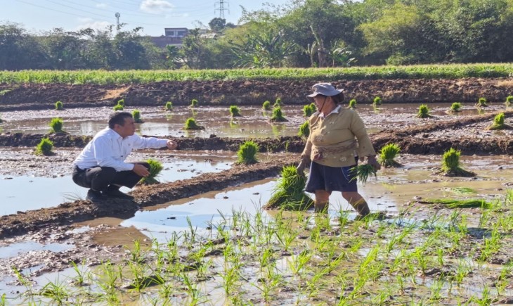 Mentan Andi Amran bersama seorang petani. (Foto : Kementan)