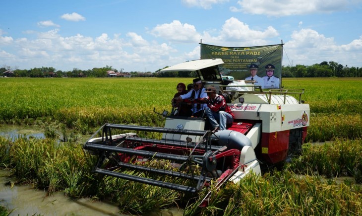 Foto : Mentan SYL Melakukan Panen Raya Padi di Desa Werdoyo, Kecamatan Godong, Kabupaten Grobogan,Provinsi Jawa Tengah.