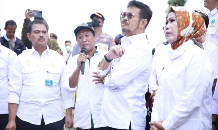 Foto : Mentan Syahrul Yasin Limpo bersama Bupati Serang Ratu Tatu Chasanah melakukan Panen Perdana Kedelai Produktivitas Tinggi di Desa Rancasanggal, Kecamatan Cinangka, Kabupaten Serang.