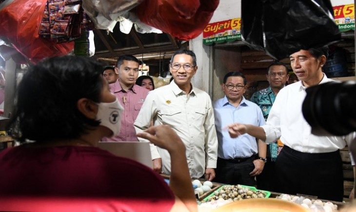 Presiden Jokowi didampingi Seskab Pramono Anung dan Pj Gubernur DKI Jakarta Heru Budi Hartono meninjau Pasar Menteng Pulo, di Jakarta, Rabu (15/06/2023). (Foto: Humas Setkab/Rahmat)
