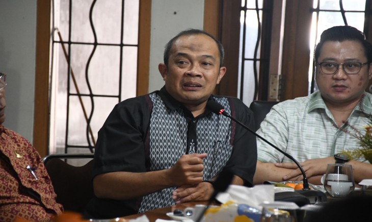 Foto: Wakil Ketua DPRD Provinsi Jawa Barat Iwan Suryawan saat berkunjung ke Kantor Cabang Dinas ESDM Kota Cimahi bersama Anggota Komisi IV dalam rangka evaluasi program kegiatan tahun 2024, dan rencana kerja tahun 2025, Selasa (7/1/2025).