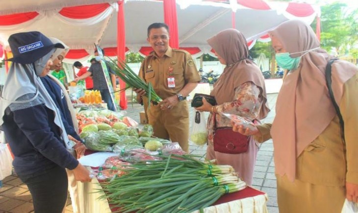 Anggota kelompok tani asal Desa Kare menyediakan sayuran organik di Bazar Ramadan