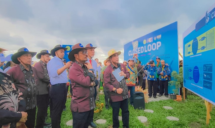 SYL meninjau lokasi percontohan Closed Loop Peternakan Kambing/Domba dan Itik di Area PENAS XVI Lapangan Udara Sutan Sjahrir Kota Padang, Sabtu (10/6). (Dok. Kementan)