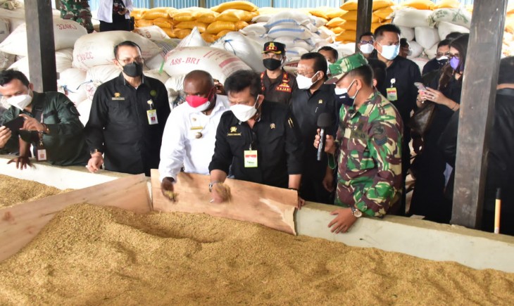 Foto : Mentan SYL Usai Meninjau RMU Di SP3 Tanah Miring Kabupaten Merauke.