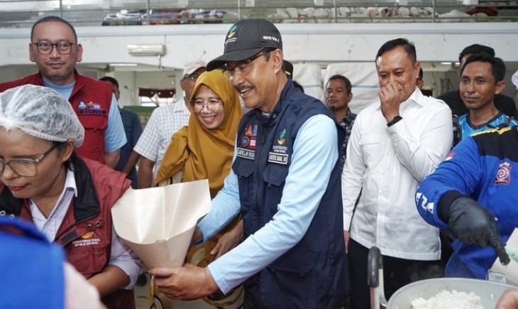 Menteri Sosial Saifullah Yusuf meninjau dapur umum yang beroperasi di lingkungan Kantor Wali Kota Sibolga, Minggu (21/12/2025). (Foto : Kemensos)