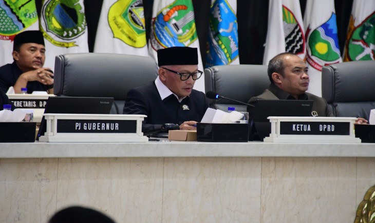 Foto: Ketua DPRD Provinsi Jawa Barat Buky Wibawa saat Rapat Paripurna di Kota Bandung. Jumat, (10/1/2025).