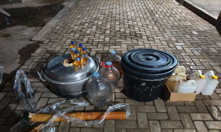 Barang bukti produksi minuman sopi yang diamankan Sat Resnarkoba Polres Merauke usai razia, Sabtu (13/12) malam. ( Foto : Humas Polres Merauke)