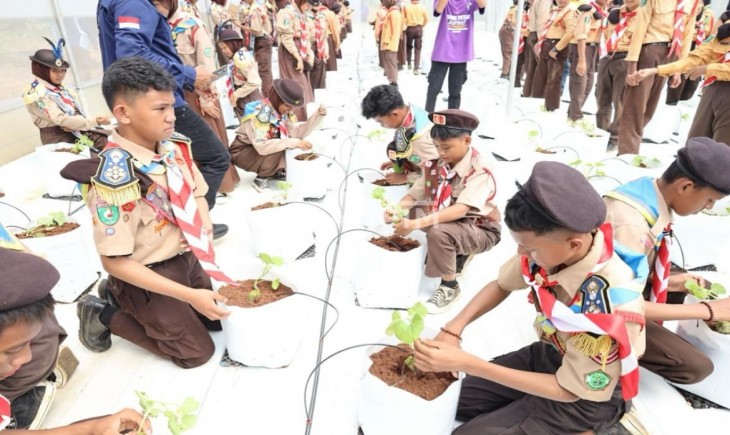 Para siswa SMK Utama Al Jabal Nur Kutai Kartanegara berhasil mengubah lahan bekas tambang batu bara menjadi lahan pertanian yang produktif. (Foto : Instagram.com/pemprov_kaltim)
