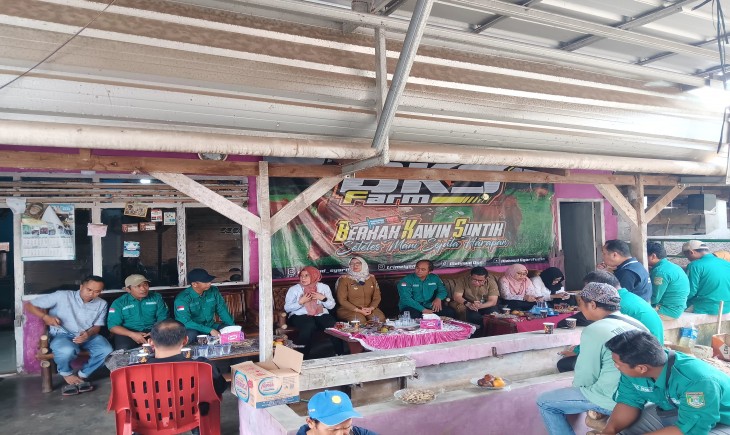 Kementan menggelar sosialisasi Penyakit Mulut dan Kuku (PMK) di Pasar Hewan Kambing Wedus Adi Jaya dan BKS Farm (Berkah Kawin Suntik), Lampung Tengah, pada Selasa (31/12). (Foto: Dok. Kementan)