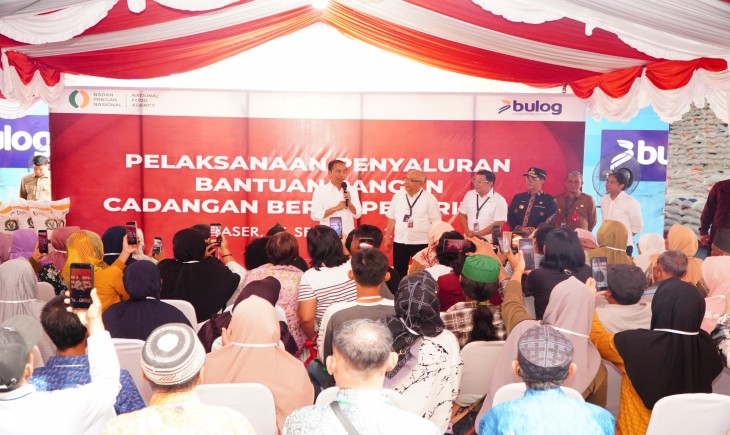 Sapa Presiden Jokowi saat temui masyarakat di Gudang Bulog Tanah Grogot, Paser, Kalimantan Timur (Kaltim) pada Kamis (26/9/2024). (Foto: Dok. Kementan)