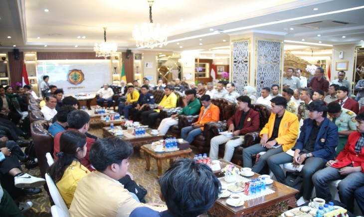 Puluhan mahasiswa BEM Fakultas Pertanian dari berbagai universitas di Indonesia berdialog dengan Menteri Pertanian Andi Amran di Kantor Kementerian Pertanian, Jakarta.
