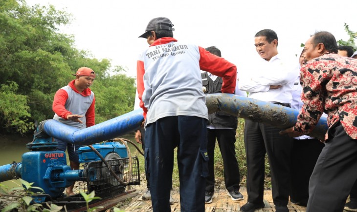 Mentan Amran saat meninjau gerakan tanam padi di Desa Tulungagung, Kecamatan Baureno, Kabupaten Bojonegoro, Senin, 18 Maret 2024. (Foto: Dok. Kementan)
