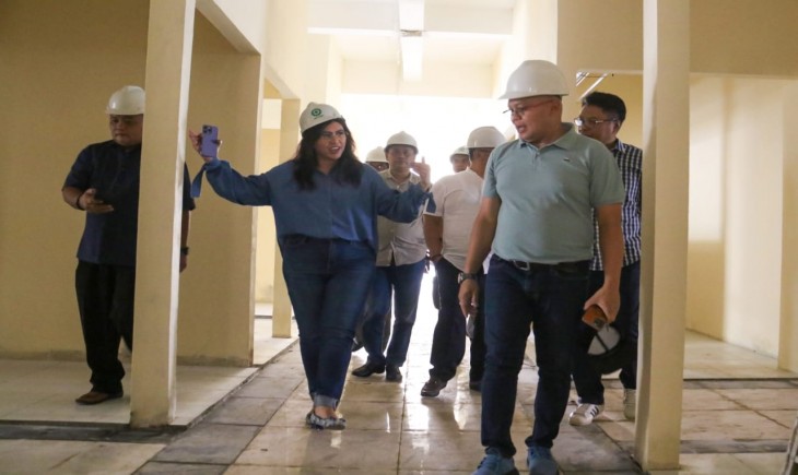 Ketua Komisi II, Anita Primasari Mongan bersama anggota Komisi II, Sopian Ali Agam, mengecek peta rencana pembangunan Pasar Jambu Dua (HUMPROPUB DPRD Kota Bogor)