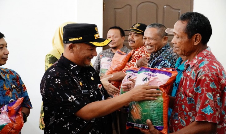 PJ Bupati Pati, Jawa Tengah saat memberikan bantuan kepada para petani. (Foto : Diskominfo Jatengprov.go.id)