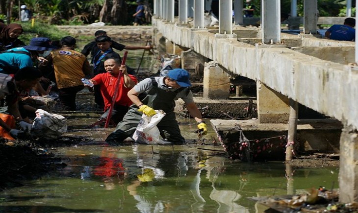 Wakil Wali Kota Bogor Dedie Rachim bebersih kawasan Situ Gede demi Kota Bogor Bebas dari Sampah. (Pemkot Bogor)
