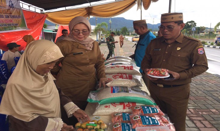 Sekda Kab. Bone Bolango Iwan Mustapa saat menghadiri Pasar Tani Komoditi Pangan Sehat yang digelar Gapoktan Mawar Jaya Lestari di kawasan Centerpoint, Senin (8/12/2025). (Foto : Diskominfo Kab. Bone Bolango)
