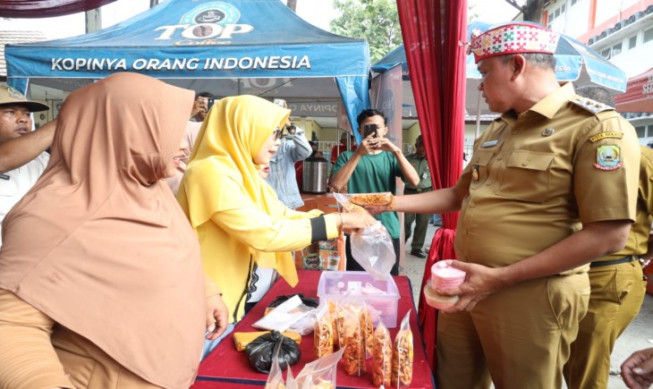 Plt Wali Kota Bekasi Tri Adhianto saat gerakan pangan murah. (Pemkot Bekasi)